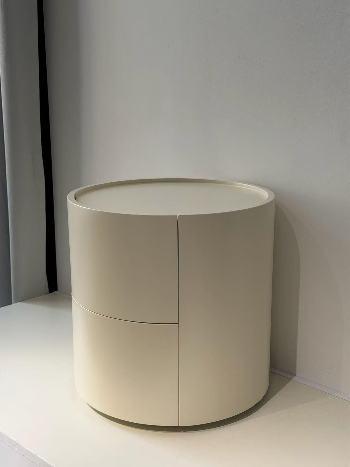 Cream-colored round bedside table  SJ8178