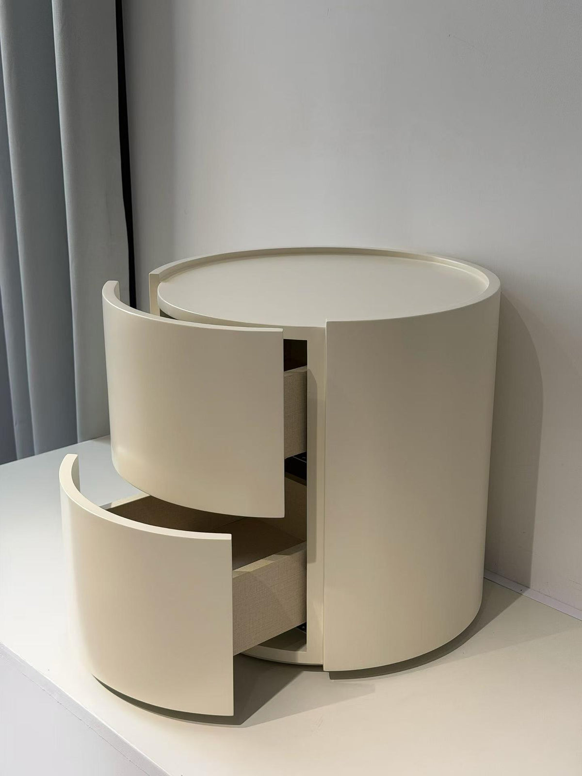 Cream-colored round bedside table  SJ8178